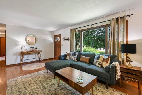 Bloomridge Ranch Mountain Views Modern in Leicester, USA