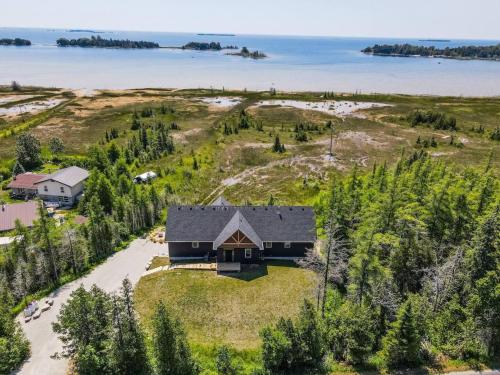 Huronia Luxury Lakefront Views & Game Room! in Red Bay (ON)