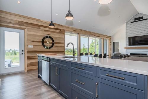 Huronia Luxury Lakefront Views & Game Room! in Red Bay (ON)