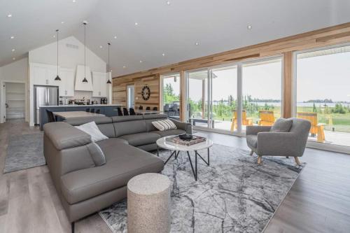 Huronia Luxury Lakefront Views & Game Room! in Red Bay (ON)