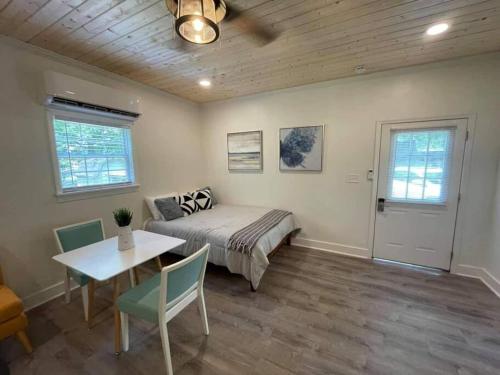 Beautifully Renovated Studio 2 Miles From Marina! thumb 2