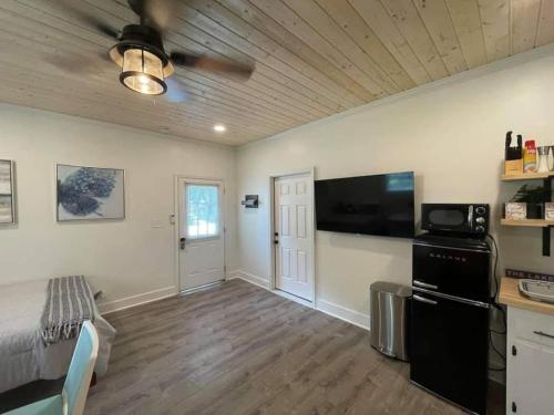 Beautifully Renovated Studio 2 Miles From Marina! thumb 3