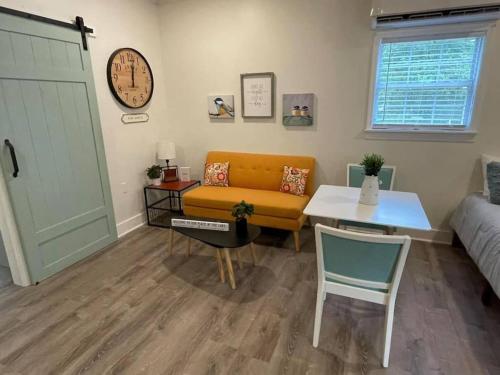 Beautifully Renovated Studio 2 Miles From Marina! thumb 4