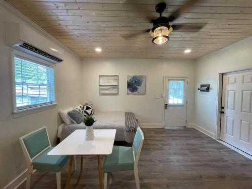 Beautifully Renovated Studio 2 Miles From Marina! in Winchester 