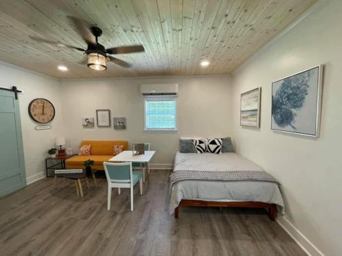 Beautifully Renovated Studio 2 Miles From Marina! detail