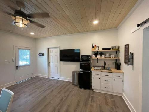 Beautifully Renovated Studio 2 Miles From Marina! in Winchester 