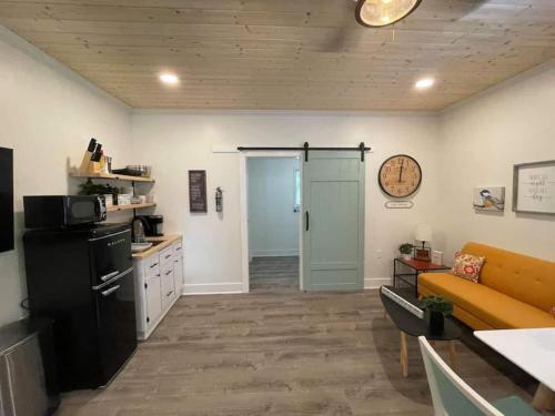 Beautifully Renovated Studio 2 Miles From Marina! in Winchester 