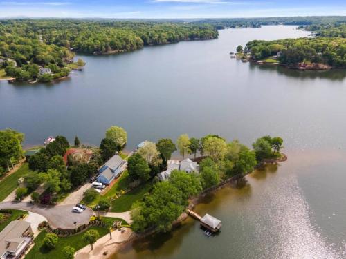 La Peninsule At Lake Hickory in Taylorsville, USA