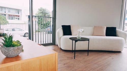 Sunny modern 2br Apartment next to Hospital in นิวทาวน์