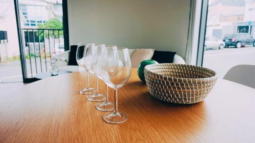 Sunny modern 2br Apartment next to Hospital in นิวทาวน์