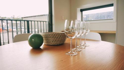 Sunny modern 2br Apartment next to Hospital in นิวทาวน์