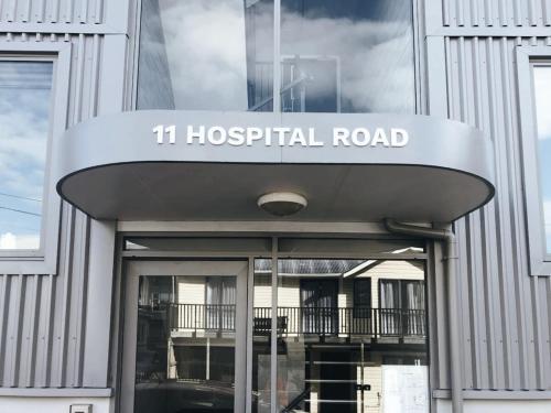 Sunny modern 2br Apartment next to Hospital in นิวทาวน์