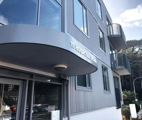 Sunny modern 2br Apartment next to Hospital in นิวทาวน์