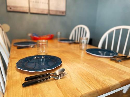 Full Kitchen, Beautiful & Brilliant Apt B image