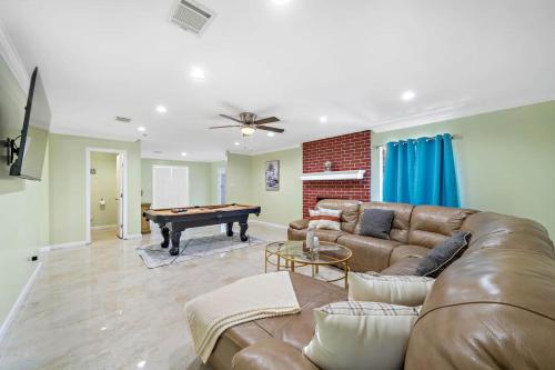 Pool Oasis Games Wifi Bbq Yard Sleep 16 in Houston, USA