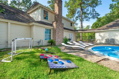 Pool Oasis Games Wifi Bbq Yard Sleep 16 in Houston, USA