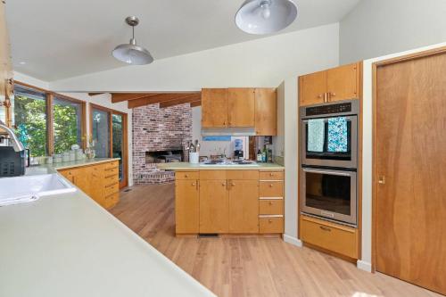 The Riverfront Retreat-Woods Landing - image 4