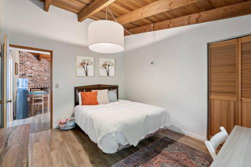 The Riverfront Retreat-Woods Landing - image 8
