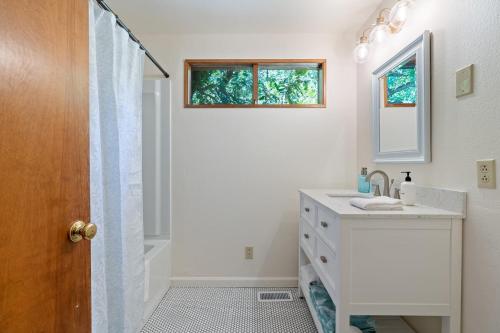The Riverfront Retreat-Woods Landing - image 3