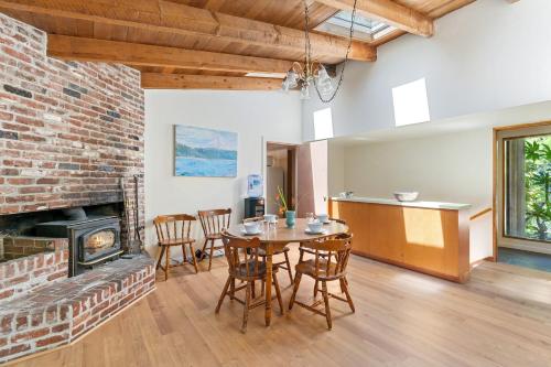 The Riverfront Retreat-Woods Landing - image 10