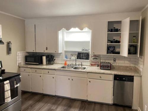 3 Bedroom Cozy Home Minutes From Tims Ford Lake in Decherd (TN)