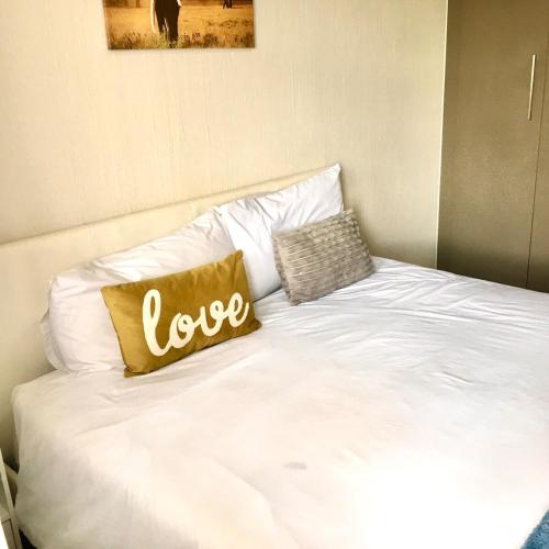 Chic, Comfy Apartment in Secure Complex, Fast WiFi, Free Parking, Sandton (fotografie 2)