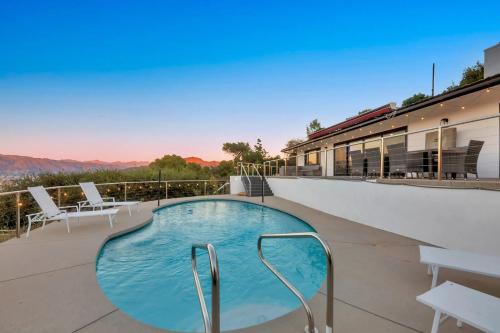 4BR Hilltop Villa by Universal Studios with Pool and Amazing Views, Los Angeles