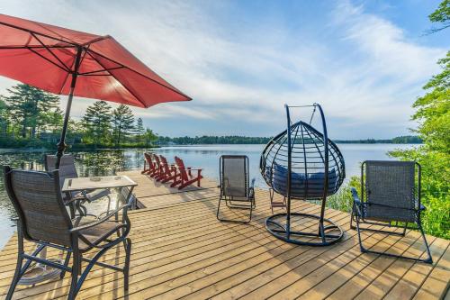 . Lakefront Escape Hot Tub & Sauna Retreat