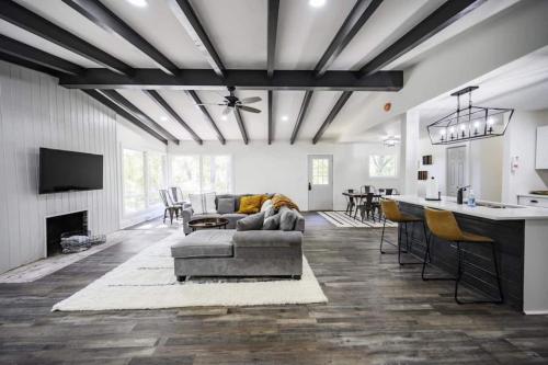 Gorgeous Renovated Home With Large & Private Lot - Elora, TN