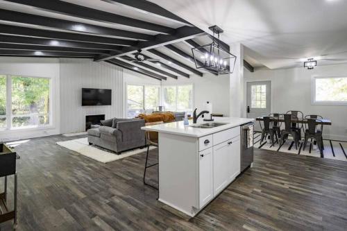 Gorgeous Renovated Home With Large & Private Lot - image 4