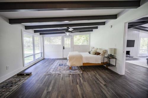 Gorgeous Renovated Home With Large & Private Lot - image 9