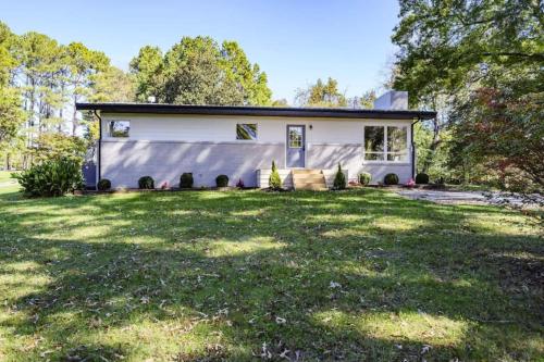 Gorgeous Renovated Home With Large & Private Lot - image 2