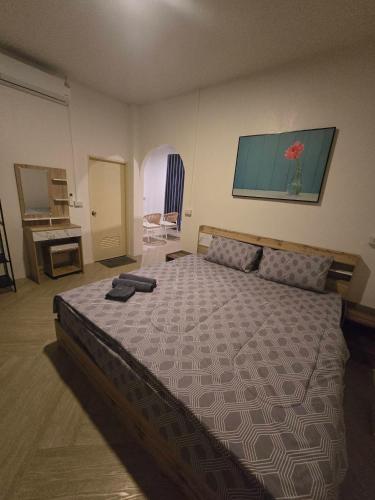 2 queen beds, 1 futon bed