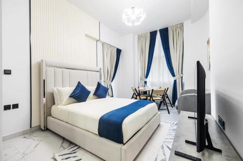 ALiving Modern Studio I Private Pool I Opalz by Danube- 1308, Dubai