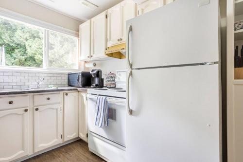 Quiet Area Near Downtown Walkable To Cafes in เมเปิลริดจ์ (BC)