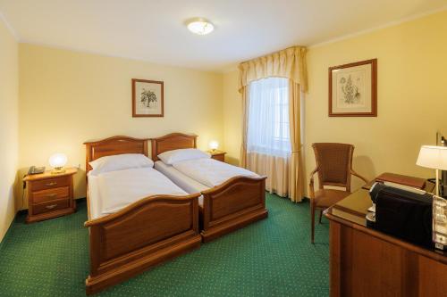 2 twin beds