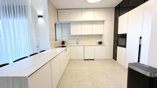 דירת פאר מול חוף הים, H̱adera (foto 9)