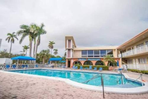 Hallandale Beach Studio | Pool | Near the beach