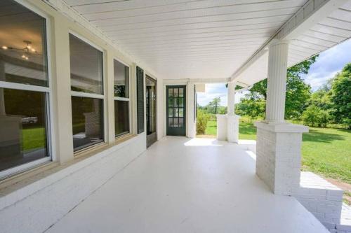Beautiful And Spacious Fully Renovated Farmhouse in Winchester, USA