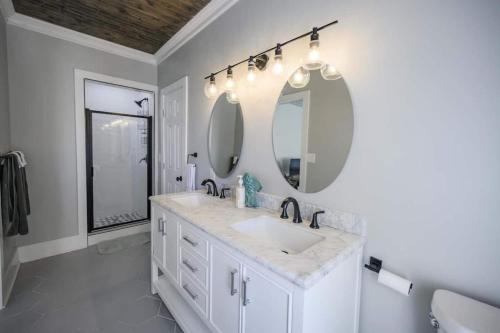 Beautiful And Spacious Fully Renovated Farmhouse in Winchester, USA