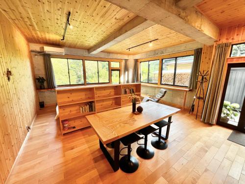 TATEYA VACATION 8 Cozy Modern Suite by the Creek