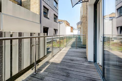 Stylish & Central 2-Bedroom Apartment - image 7
