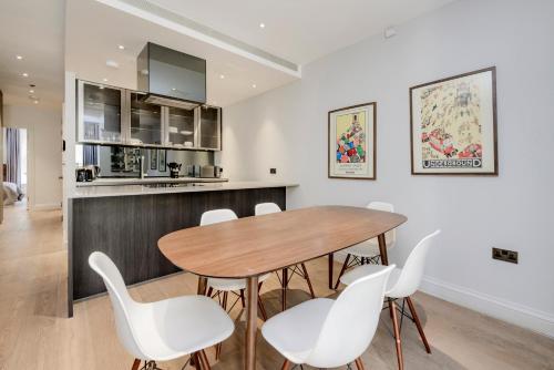 Stylish & Central 2-Bedroom Apartment - image 8