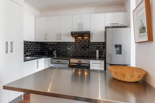 Stylish 1Bd with Mountain Views - image 14