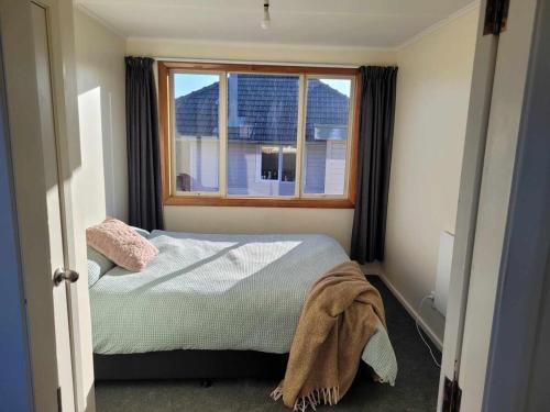 Sunny 3 bedroom house, huge deck and new bathroom in West Dunedin