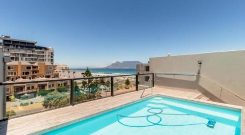 On The Beach. Surfers Oasis ! Pool, Braai, Parking - Cape Town