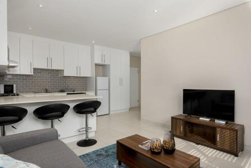 On the beach. Surfers Oasis ! Pool Braai Parking - image 11