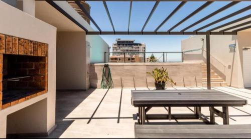 On the beach. Surfers Oasis ! Pool Braai Parking - image 9