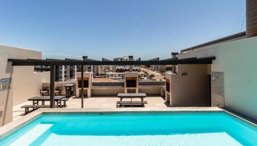 On the beach. Surfers Oasis ! Pool Braai Parking