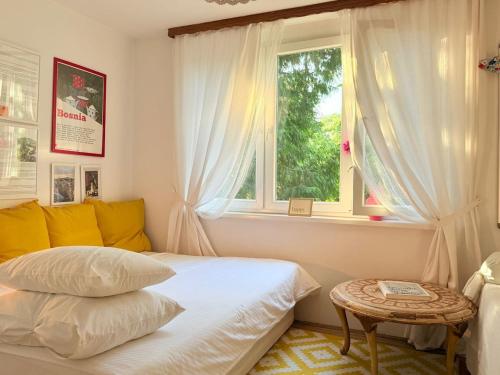 Riverside near Centre, Balcony and Free Parking